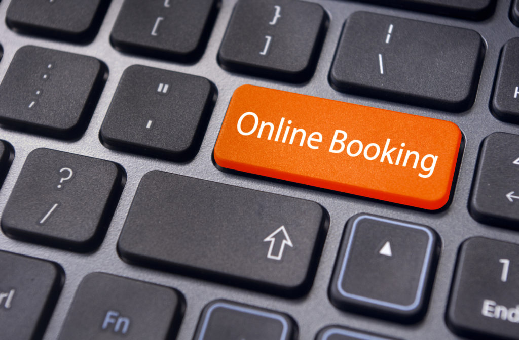 Laptop keyword with "online booking" key in red